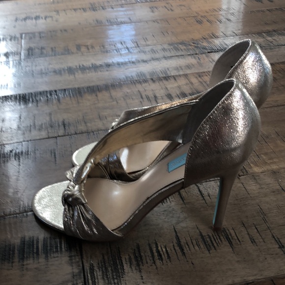 NWOT Betsy Johnson Gold Knot Heels - Picture 2 of 5